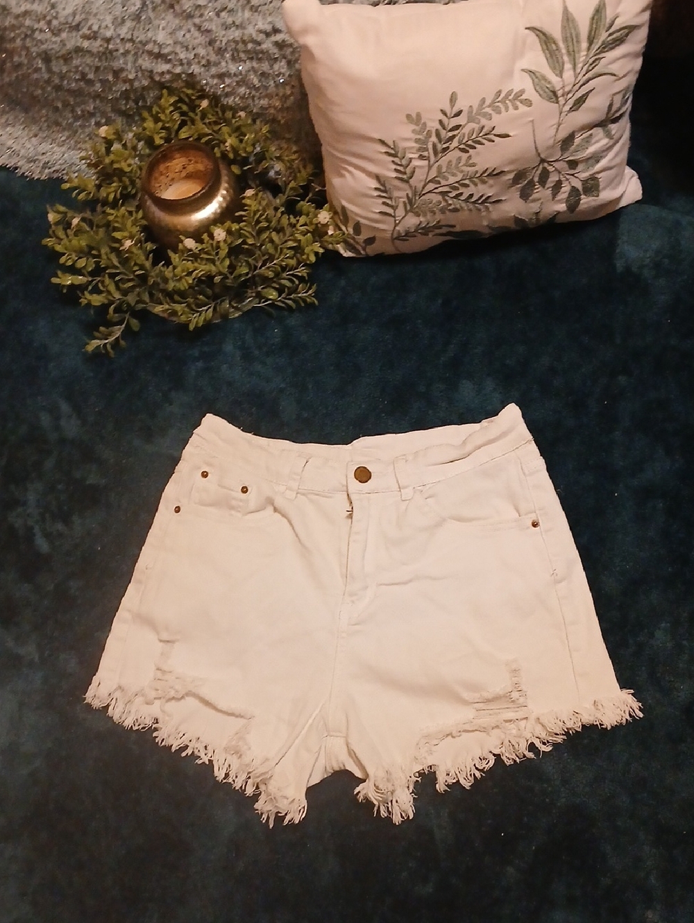 High-Waist White Frayed Hem Women's Shorts